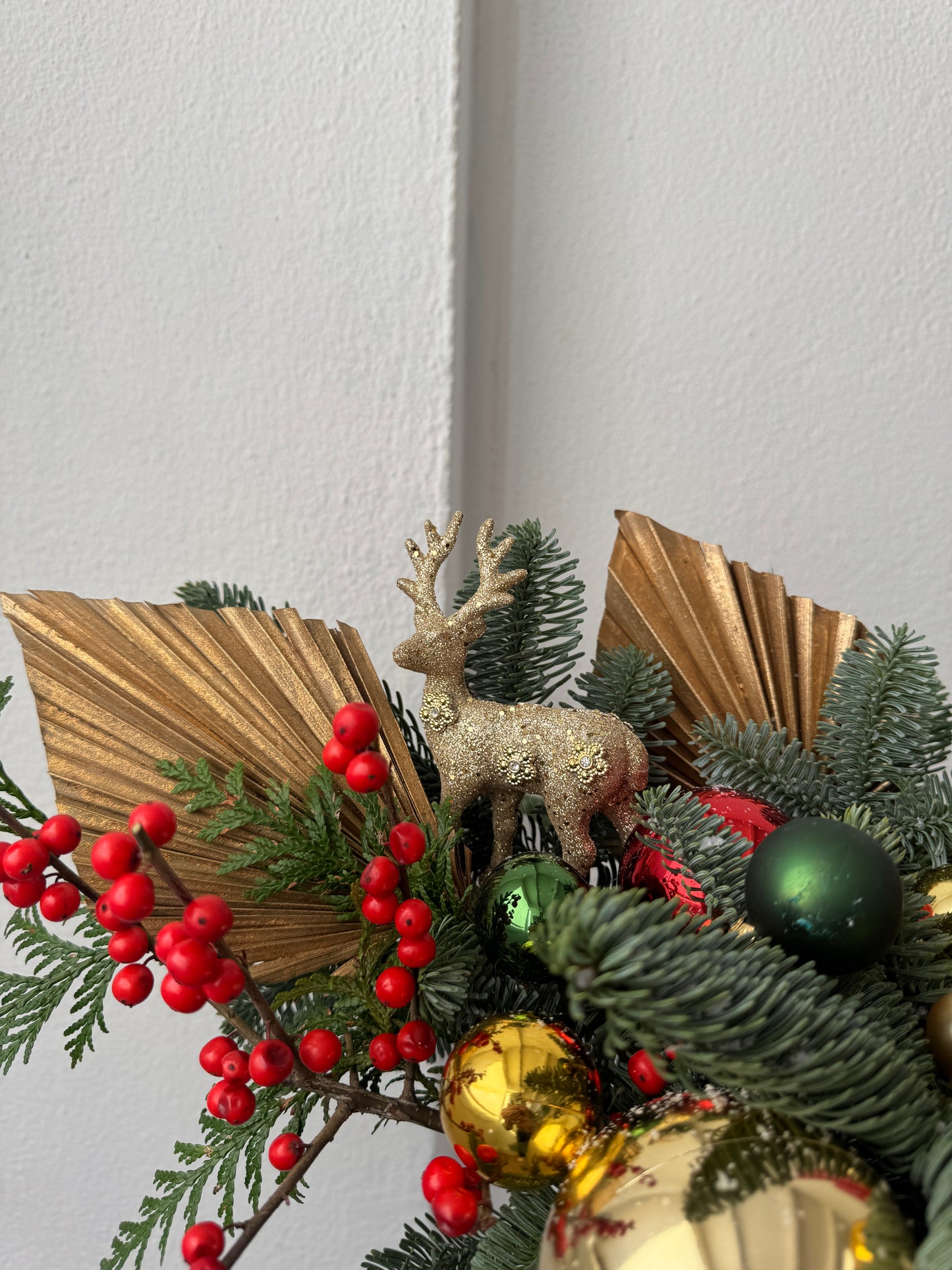 CLASSIC CHRISTMAS CENTERPIECE (L)