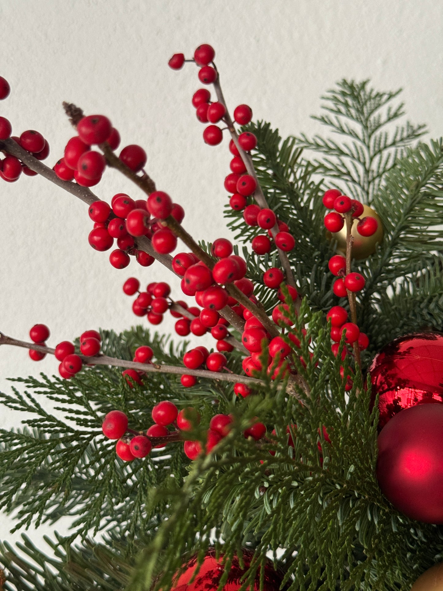 CLASSIC CHRISTMAS CENTERPIECE