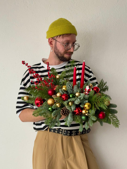 CLASSIC CHRISTMAS CENTERPIECE