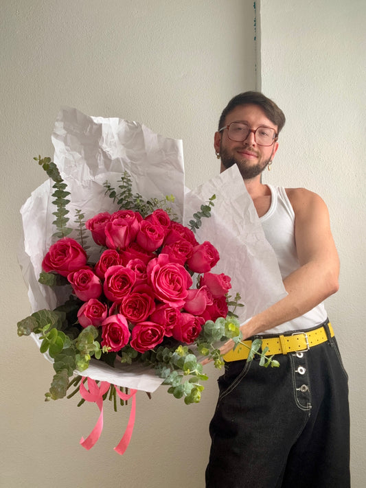 MONO OF FUCHSIA GARDEN ROSES (M)