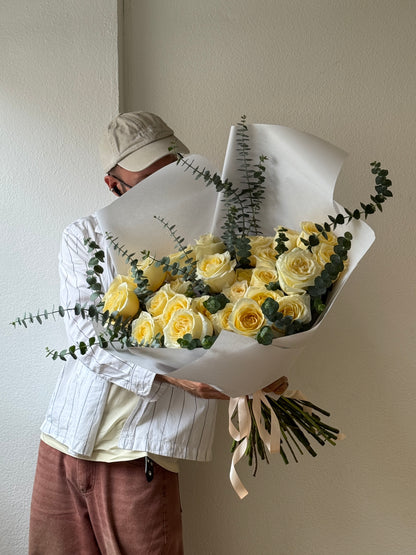 MONO OF WHITE GARDEN ROSES (M)