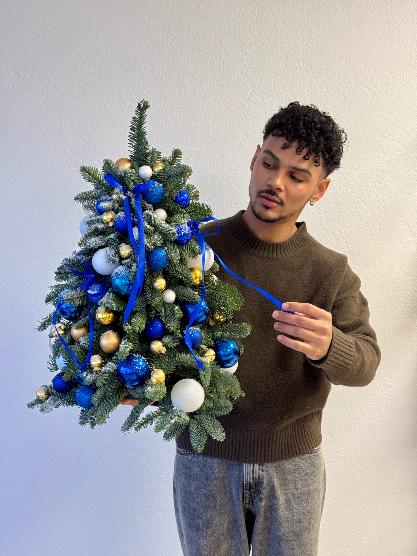 WHITE & BLUE CHRISTMAS TREE