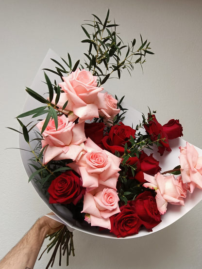 MONO OF PINK AND RED ROSES (L)