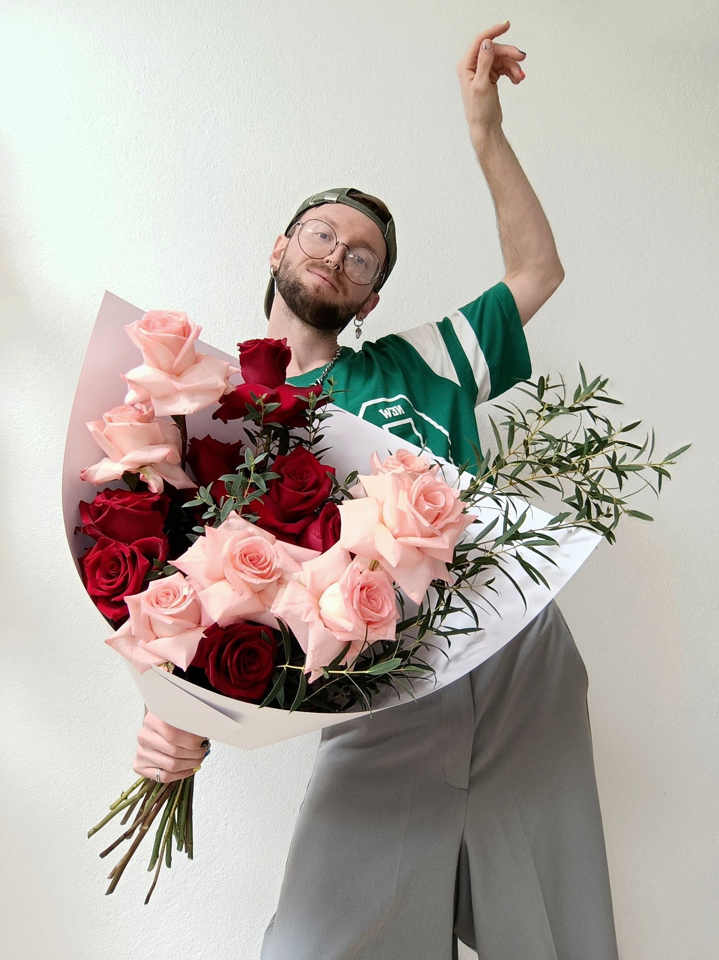 MONO OF PINK AND RED ROSES (L)